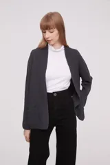 Saco abierto de tejido de punto grueso, color gris, con mangas largas y bolsillos frontales aplicados.
