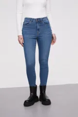 Pantalon jean de corte skinny y tiro alto, color azul clásico con costuras en tono ocre.