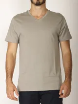 Remera gris de manga corta con escote en V, confeccionada en 100% algodón.