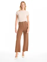 Pantalón wide leg de tiro alto, color marrón, con pretina con pasadores, cierre frontal con botón y bolsillos delanteros y traseros.