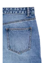 Bermuda de jean color negro con lavado stonewash de tiro medio, calce holgado y largo a la rodilla. Cuenta con bolsillos delanteros, monedero, traseros y cierre frontal con botón y cremallera.