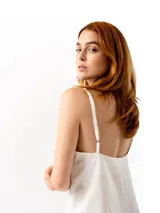 Vestido largo de lino en color beige, con escote recto, tirantes finos ajustables, cierre lateral y bolsillos frontales tipo parche.