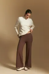 Pantalón de punto de corte ancho y fluido, color marrón, con cintura elástica y diseño relajado.