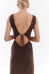 Vestido midi largo de tejido con hilo lurex en tono marrón oscuro, sin mangas, con escote redondo y aberturas cut-out laterales en la cintura.