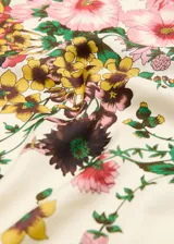 Pañuelo cuadrado de viscosa con diseño estampado de flores y bordes en tonos tostado y crudo.