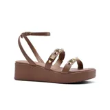 Sandalia de plataforma color negro con tiras finas y apliques de tachas doradas. Cuenta con pulsera al tobillo con hebilla ajustable.