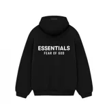 Hoodie negro con capucha y bolsillo canguro frontal. Presenta el texto 'ESSENTIALS' en la parte superior y 'FEAR OF GOD' debajo, ambos en color blanco.