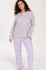 Pijama de algodón estampado con flores, compuesto por un buzo de manga larga con botones y un pantalón liso de tiro alto color lila.