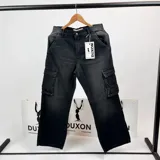 Pantalón jean cargo negro con bolsillos laterales y corte recto.