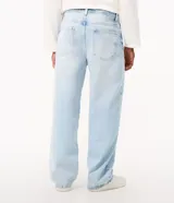 Pantalón de jean celeste claro de corte super baggy, con diseño amplio y cómodo, tiro medio, cierre frontal con botón y cremallera, y bolsillos funcionales.