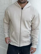 Campera beige de felpa con cierre frontal y capucha.