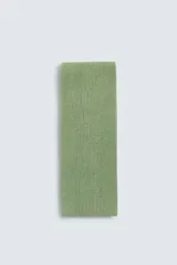 Bufanda de punto en mezcla de algodón, con diseño liso y textura acanalada en color verde.