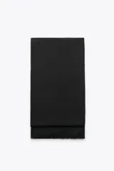 Pañuelo rectangular de color marrón oscuro, con textura suave y terminaciones deshilachadas en los extremos.