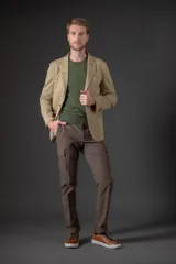 Pantalón cargo marrón con estampado a cuadros, de corte recto y bolsillos laterales.