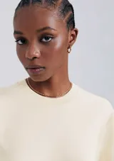 Camiseta básica de manga corta con cuello redondo acanalado, confeccionada en tejido de algodón de corte holgado.