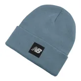 Gorro de lana New Balance color celeste con logo bordado en etiqueta negra.