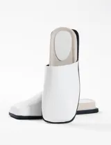 Zueco negro con diseño croco y plataforma.