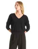 Buzo tejido de hilado fino color rosado, con escote en V, mangas tres cuartos y diseño estilo dolman.