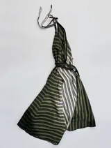 Vestido corto verde con estampado a rayas horizontales, escote en V y breteles finos.