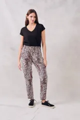 Remera de algodón flamé color blanco, con escote en V y mangas cortas. Presenta un diseño de calce al cuerpo con la textura irregular característica del tejido.