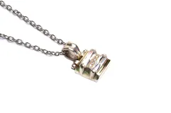 Dije de plata 925 y lámina de oro 18k con circonias, de forma cuadrada con detalles geométricos.