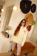 Calza blanca de encaje con diseño floral, de largo capri.