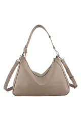 Cartera de hombro Las Oreiro en color negro, con diseño estructurado de base curva y tachas metálicas decorativas en los bordes. Incluye una correa ajustable y un aplique metálico con forma de labios en la parte frontal.