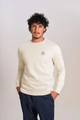 Buzo de cuello redondo en color beige claro, confeccionado en tejido de algodón. Presenta un diseño minimalista con el logo bordado de la marca en el pecho y puños acanalados.