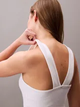 Musculosa de Calvin Klein confeccionada en tejido de punto de canalé, con ajuste slim, cuello redondo y logo gráfico de la marca estampado en el frente.