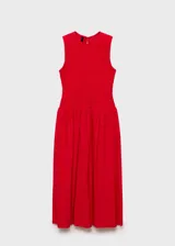 Vestido largo de color rojo, sin mangas y con cuello redondo. Presenta un cuerpo superior con diseño fruncido y una falda con corte evasé.
