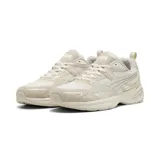 Championes Puma Milenio Tech 2000 SD color arena, con diseño inspirado en el running de los años 2000. Combinan paneles de malla y superposiciones de material sintético y gamuza, con la clásica franja Formstrip en los laterales y detalles plateados.