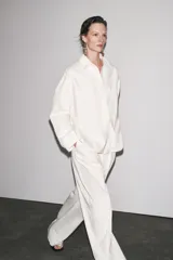 Sobrecamisa blanca de algodón con cuello solapa, manga larga y dos bolsillos de plastrón en el pecho. Cierre frontal con botones ocultos por solapa.