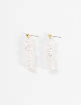 Par de aros colgantes con cuentas de perlas irregulares y poste dorado.