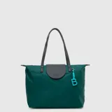 Tote bag de diseño minimalista en color verde, confeccionada en material impermeable. Cuenta con asas de hombro en color gris oscuro, solapa frontal con el logo de la marca grabado y un charm colgante con la letra B en color turquesa.