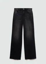 Pantalón de jean de tiro alto color negro, corte wide leg y terminación desflecada.