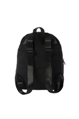 Mochila Aurora de nailon acolchado en color negro, con diseño de múltiples compartimentos con cierre y correas ajustables.