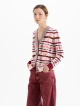 Cardigan de tejido de punto con diseño de cuadros en tonos rosados, rojos y blancos. Presenta cuello en V, cierre frontal con botones forrados y detalles de hilado metálico en la cartera. De corte recto y mangas largas.