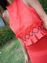 Top marrón de lino con cuello halter y detalle de volados y frunces con costuras decorativas en el bajo.