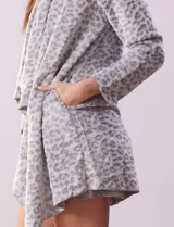 Bata de tejido soft color gris con estampado animal print, bolsillos laterales y lazo para ajustar en la cintura.