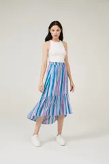 Falda midi con estampado de rayas verticales rojas y blancas, cintura elastizada y volados asimétricos en el ruedo.