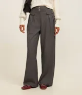 Pantalón de vestir negro, de corte wide leg, con cintura alta, bolsillos laterales y traseros.