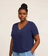 Blusa Ashua de viscosa color azul marino, con escote en V, manga corta y detalle de recortes verticales en el frente.