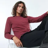 Camiseta de manga larga color borgoña, de corte recto y cuello redondo.