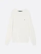 Sweater de punto texturizado color blanco, con cuello redondo, puños y bajo acanalados. Presenta un corte regular con hombros ligeramente caídos y el logo de la marca bordado en el pecho.