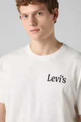 Remera de manga corta y cuello redondo Levi's de corte relajado, color blanco, con pequeño logotipo impreso en el pecho y diseño estampado en la espalda.