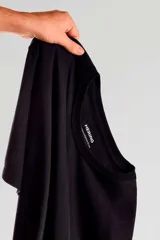 Remera básica de corte clásico, manga corta y cuello redondo.