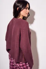 Sweater de algodón color azul, de punto grueso, con cuello redondo y mangas largas.