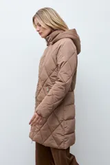 Campera acolchada de corte largo con diseño capitoneado en forma de rombos, cierre frontal con cremallera y capucha integrada.