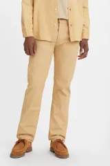 Jean de corte regular con cierre de botones, confeccionado en algodón resistente. Presenta un diseño clásico de cinco bolsillos y tiro medio.