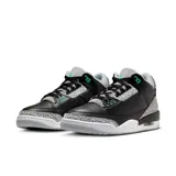 Zapatillas Air Jordan 3 Retro de cuero negro con detalles en gris y verde.